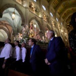 El alcalde de Madrid, José Luis Martínez-Almeida y la vicealcaldesa Begoña Villacís, acompañan a la Virgen de la Almudena a su salida de la Catedral