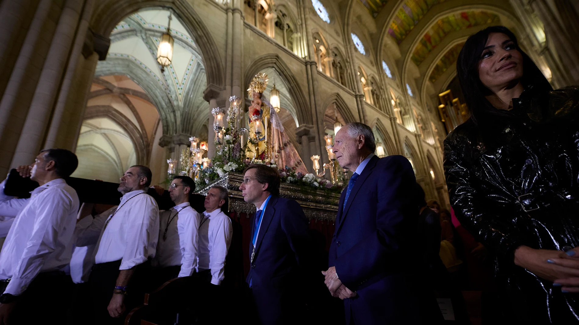 El alcalde de Madrid, José Luis Martínez-Almeida y la vicealcaldesa Begoña Villacís, acompañan a la Virgen de la Almudena a su salida de la Catedral