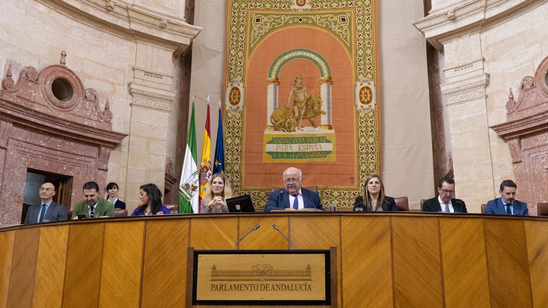 El Presidente del Parlamento Andaluz Jesús Aguirre (2i) da comienzo a la sesión de hoy en el Parlamento de  Andalucía