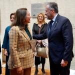 La consejera de Movilidad y Transformación Digital, María González Corral, saluda al presidente de las Cortes, Carlos Pollán, antes de comparecer en el Parlamento regional para explicar las cuentas de 2023
