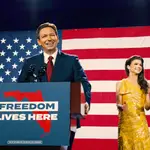 Ron DeSantis donde aparece junto a su esposa Casey mientras celebra la reelección como Gobernador de Florida