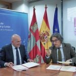 El consejero de la Presidencia, Jesús Julio Carnero, firma un convenio con Santiago Mena