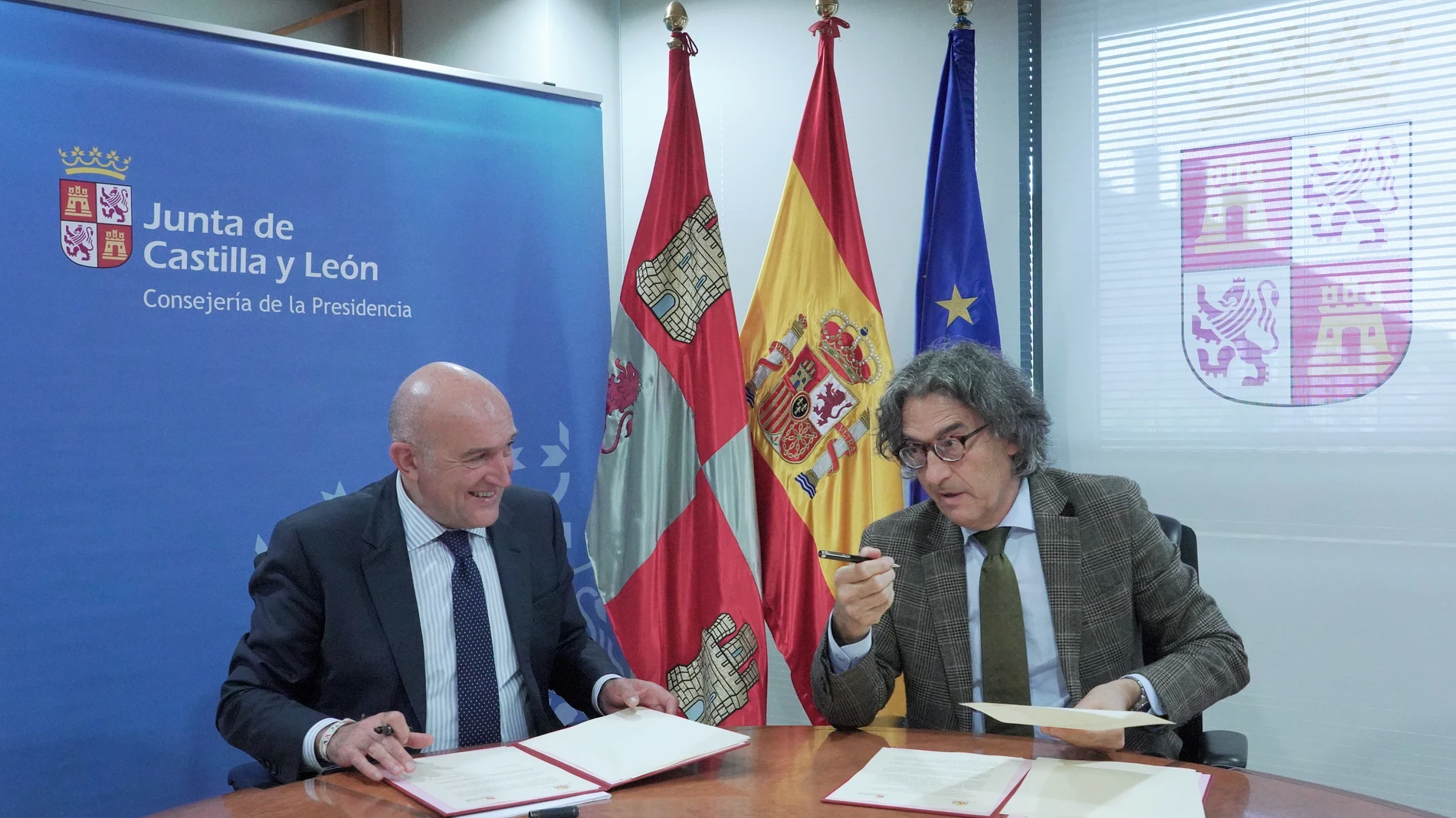 El consejero de la Presidencia, Jesús Julio Carnero, firma un convenio con Santiago Mena