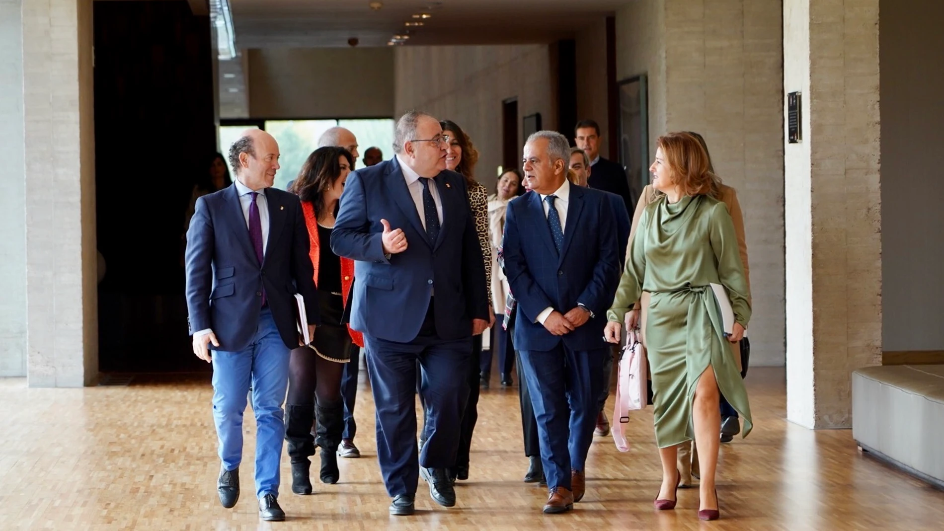 El consejero de Sanidad, Alejandro Vázquez, junto a su equipo antes de comparecer en las Cortes para explicar su presupuesto