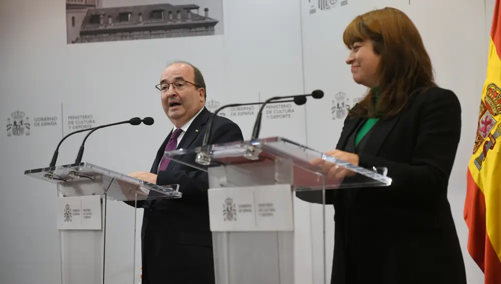 El ministro de Cultura y Deporte, Miquel Iceta, anuncia el fallo del Premio Cervantes 2022, en la sede del Ministerio, junto a la directora general del Libro y Fomento de la lectura, María José Gálvez