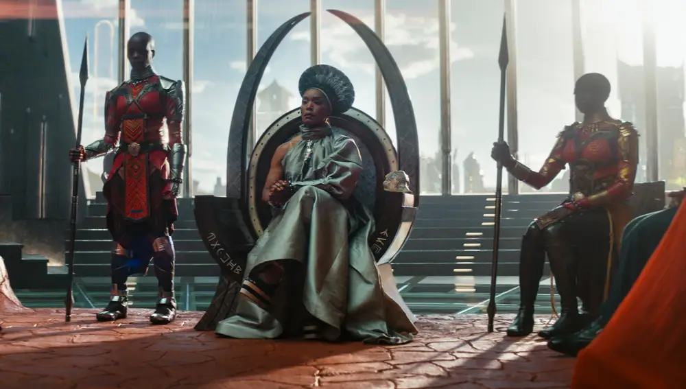 Angela Bassett, en el centro, en &quot;Black Panther: Wakanda Forever&quot; © 2022 MARVEL.