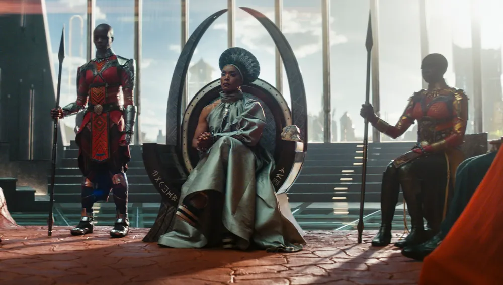 Angela Bassett, en el centro, en "Black Panther: Wakanda Forever" © 2022 MARVEL.
