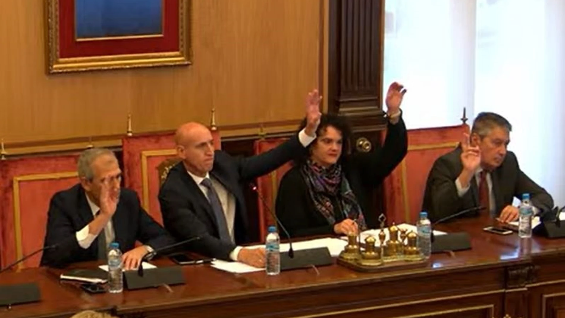 Un momento de la votación en el Pleno del Ayuntamiento de León