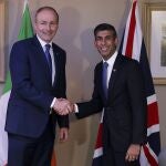 El primer ministro británico, Rishi Sunak, junto al primer ministro irlandés, Micheal Martin en Blackpool, Inglaterra