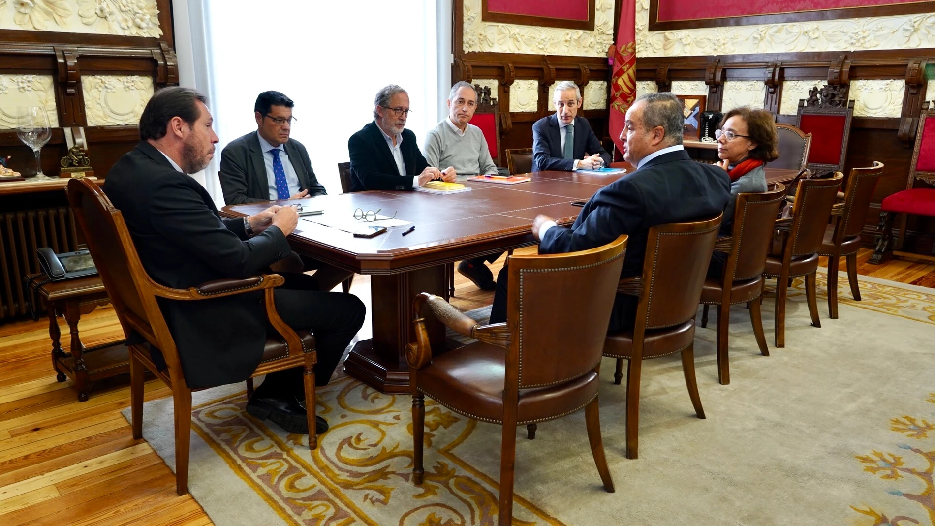 El alcalde de Valladolid, Óscar Puente, mantiene una reunión sobre la Ciudad de la Justicia