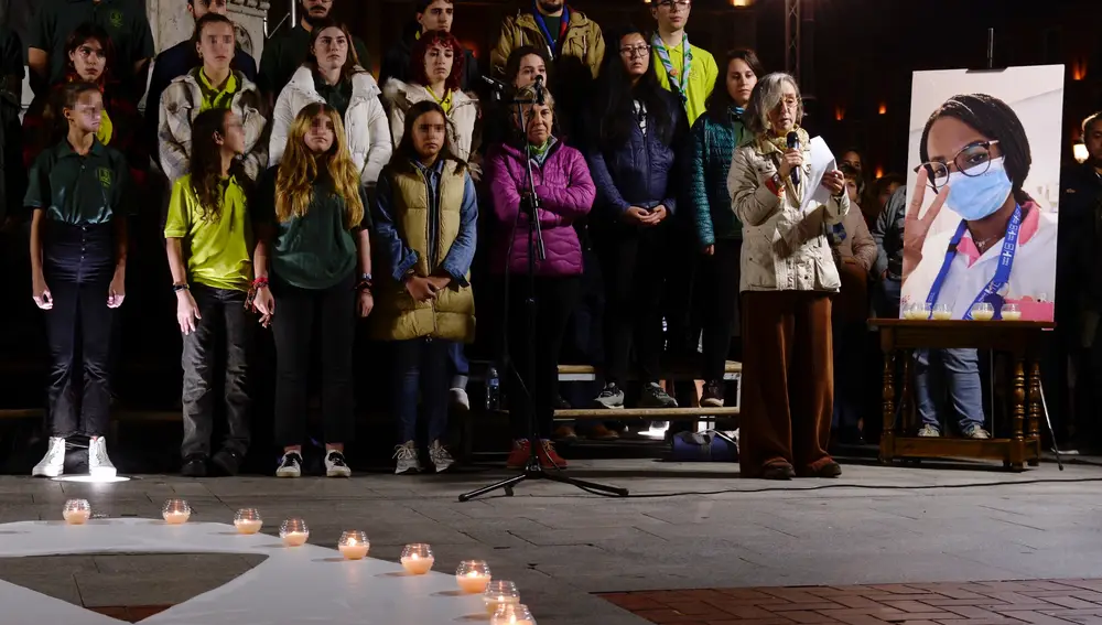 La madre (d) de la joven enfermera vallisoletana Teresa Rodríguez Llamazares, asesinada supuestamente por su expareja el pasado 27 de octubre en Bruselas, pronuncia unas palabras durante en un acto de homenaje en la Plaza Mayor de Valladolid