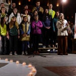 La madre (d) de la joven enfermera vallisoletana Teresa Rodríguez Llamazares, asesinada supuestamente por su expareja el pasado 27 de octubre en Bruselas, pronuncia unas palabras durante en un acto de homenaje en la Plaza Mayor de Valladolid