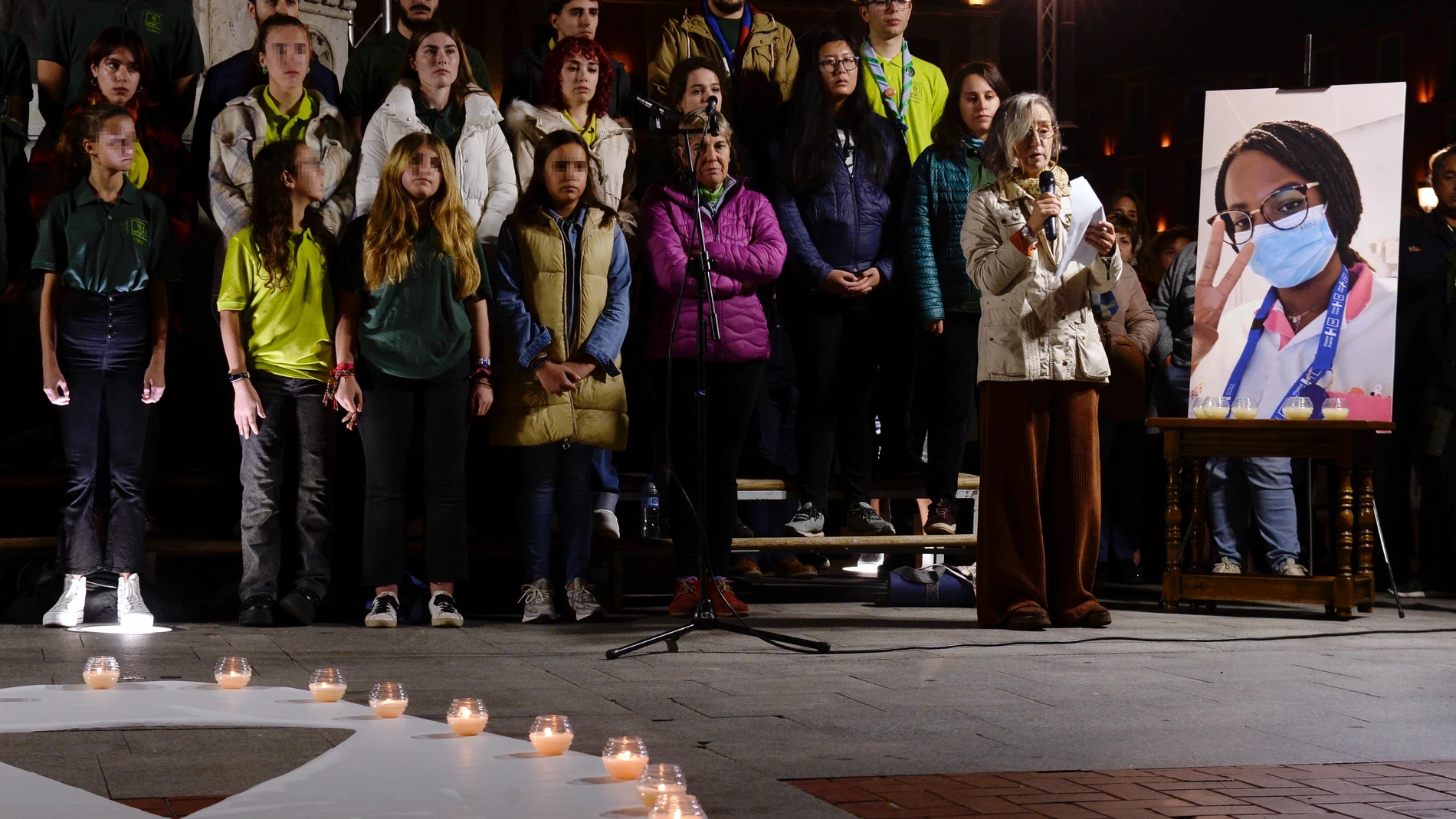 La madre (d) de la joven enfermera vallisoletana Teresa Rodríguez Llamazares, asesinada supuestamente por su expareja el pasado 27 de octubre en Bruselas, pronuncia unas palabras durante en un acto de homenaje en la Plaza Mayor de Valladolid