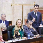 El presidente de la Junta de Andalucía, Juanma Moreno, responde a la pregunta de control de la portavoz del Grupo Por Andalucía, Inmaculada Nieto