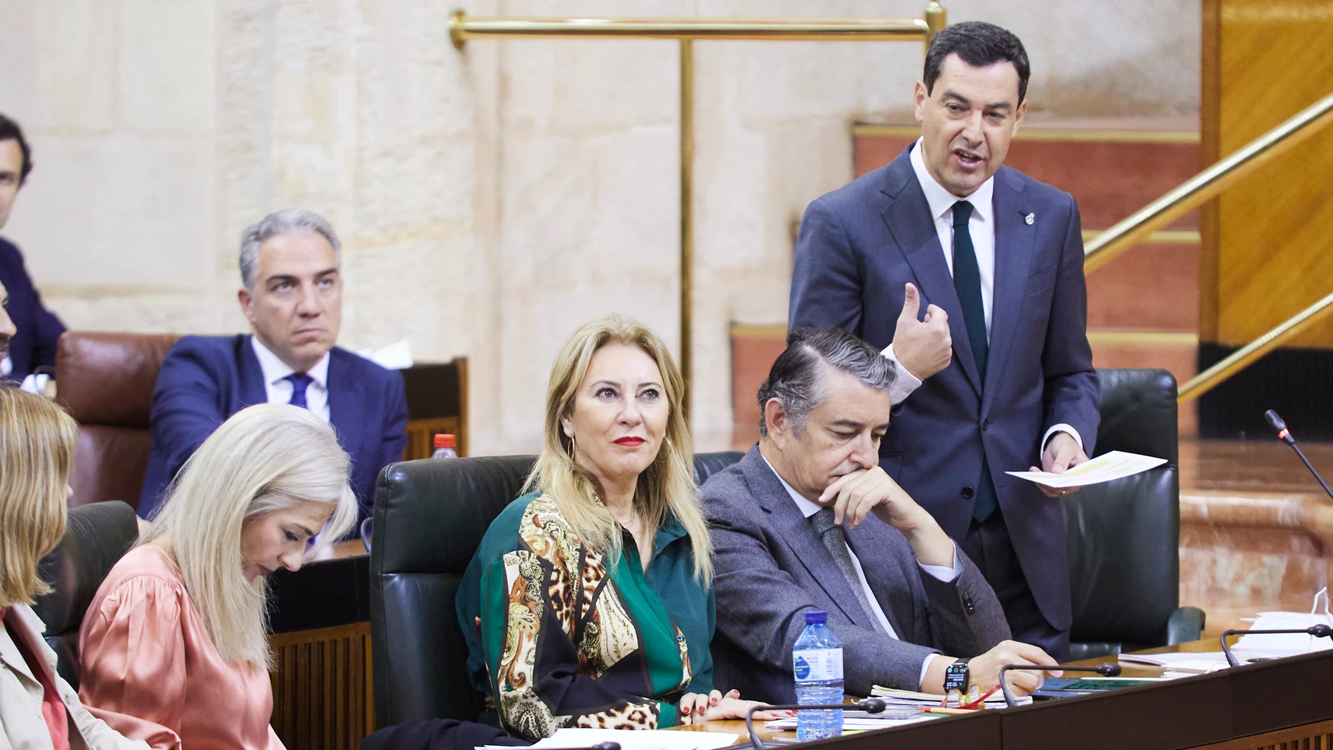 El presidente de la Junta de Andalucía, Juanma Moreno, responde a la pregunta de control de la portavoz del Grupo Por Andalucía, Inmaculada Nieto