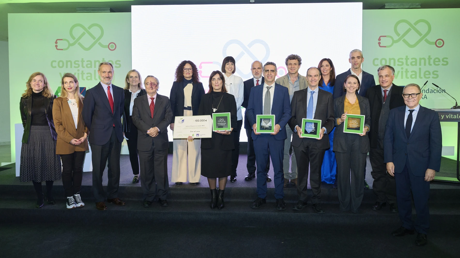 Foto de familia de los premiados y el jurado junto a la Diana Morant, ministra de Ciencia e Innovación, en el centro de la imagen