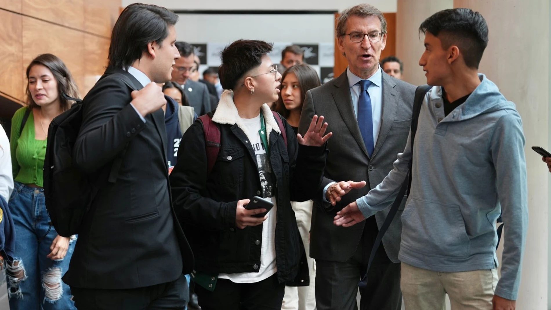El presidente del PP, Alberto Núñez Feijóo con alumnos de la universidad de Quito