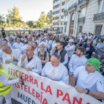 Un grupo de personas pertenecientes al gremio de panaderos se manifiesta frente a la Delegación del Gobierno de València