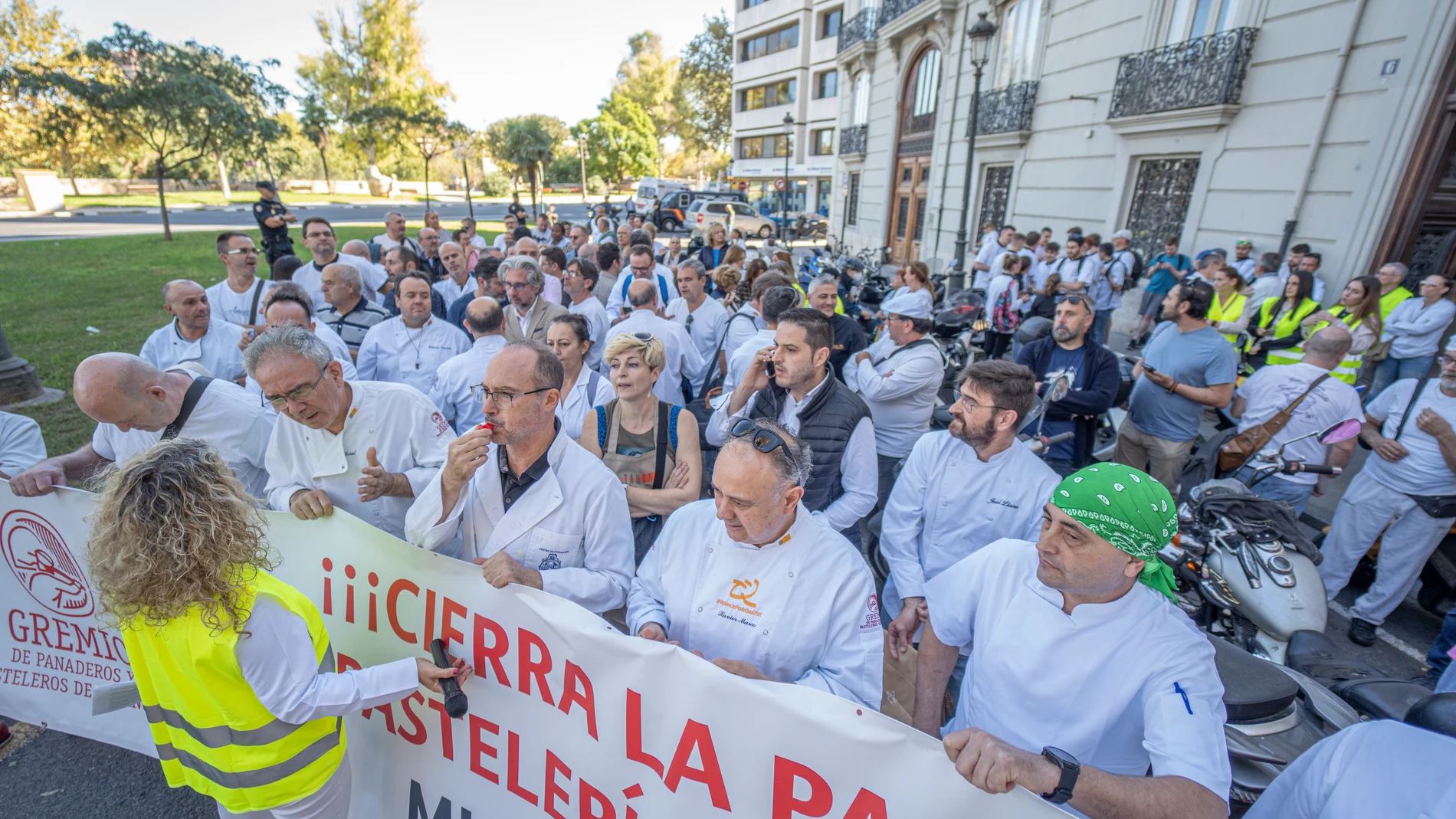 Un grupo de personas pertenecientes al gremio de panaderos se manifiesta frente a la Delegación del Gobierno de València