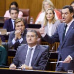 El presidente de la Junta de Andalucía, Juanma Moreno, en el Parlamento autonómico