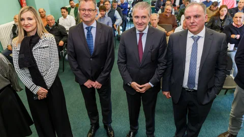 El consejero de Agricultura, Ganadería y Desarrollo Rural, Gerardo Dueñas, mantiene un encuentro con los componentes de la Lonja Agropecuaria de Segovia
