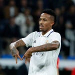 El defensa brasileño del Real Madrid, Eder Gabriel Militao, celebra el primer gol del equipo madridista durante el encuentro correspondiente a la jornada 14 de primera división que disputan hoy jueves frente al Cádiz en el estadio Santiago Bernabéu, en Madrid. EFE / Juanjo Martín.