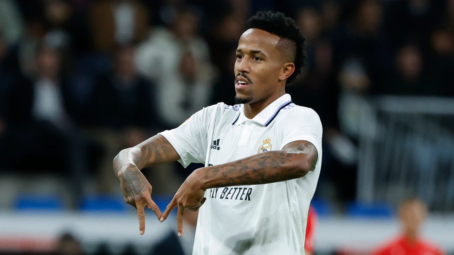 El defensa brasileño del Real Madrid, Eder Gabriel Militao, celebra el primer gol del equipo madridista durante el encuentro correspondiente a la jornada 14 de primera división que disputan hoy jueves frente al Cádiz en el estadio Santiago Bernabéu, en Madrid. EFE / Juanjo Martín.