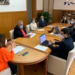 Amparo Navarro preside la primera reunión de trabajo para la implantación de Medicina en la UA