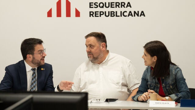 (I-D) El presidente de la Generalitat, Pere Aragonès; el presidente de ERC, Oriol Junqueras y la secretaria general adjunta y portavoz de ERC, Marta Vilalta, durante la reunión de la nueva ejecutiva de ERC.