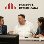 (I-D) El presidente de la Generalitat, Pere Aragonès; el presidente de ERC, Oriol Junqueras y la secretaria general adjunta y portavoz de ERC, Marta Vilalta, durante la reunión de la nueva ejecutiva de ERC.