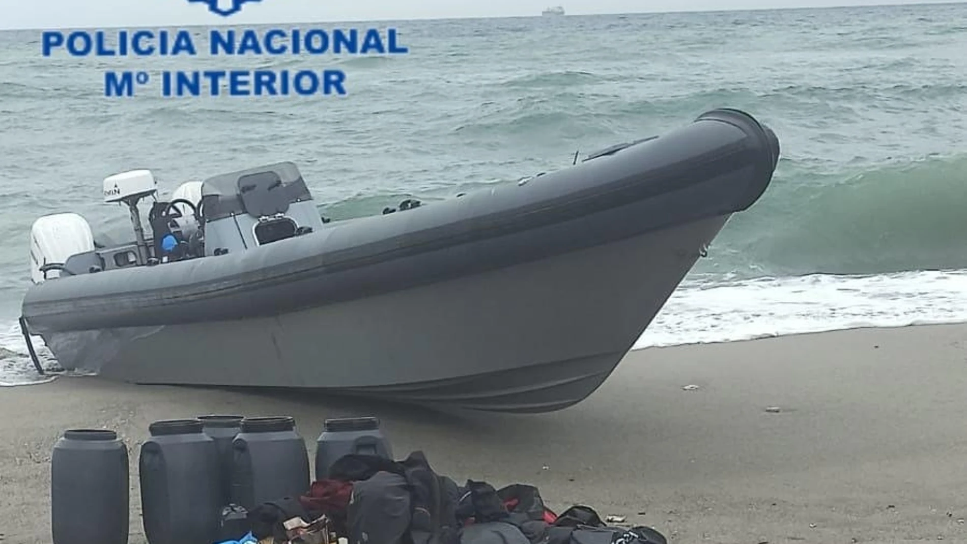 Embarcación neumática en la playa de Levante de La Línea de la Concepción (Cádiz). POLICIA NACIONAL