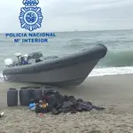 Embarcación neumática en la playa de Levante de La Línea de la Concepción (Cádiz). POLICIA NACIONAL