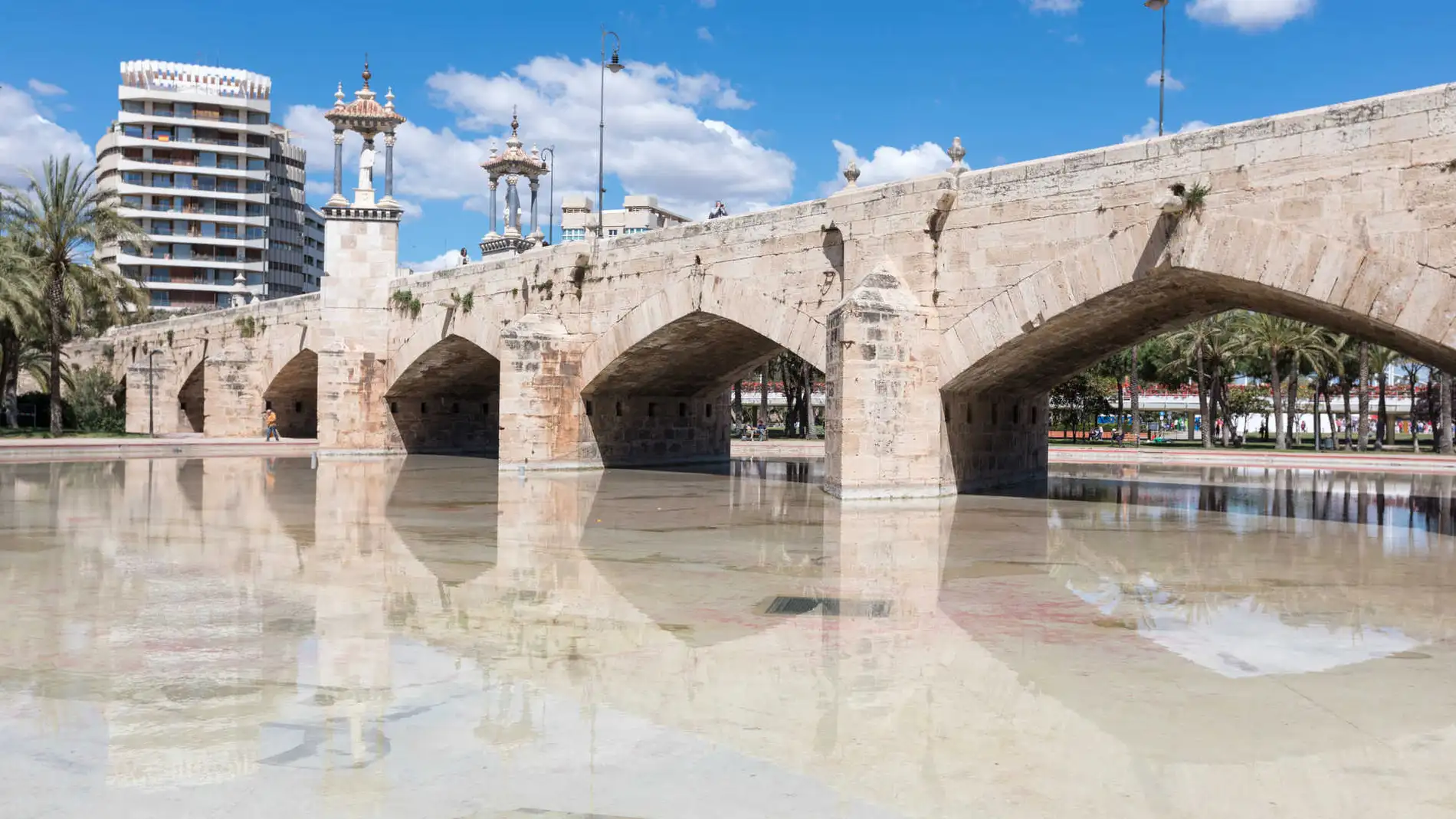 Imagen de uno de los puentes históricos sobre los jardines del río Turia de Valencia