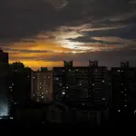 La luz de la luna surge entre las nuevas en un Kyiv a oscuras por los cortes de electricidad