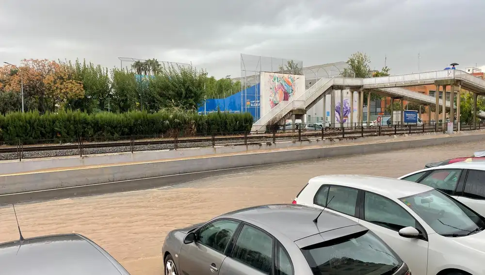 Coches estacionados en una calle de Aldaia inundada
