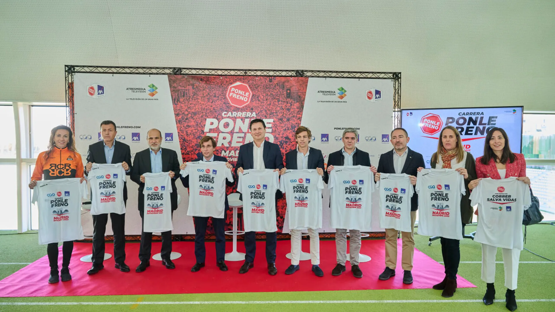 El alcalde Almeida y el consejero delegado de Atresmedia, Javier Bardají, en la presentación de la carrera