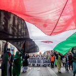 Varias personas protestan en una manifestación para exigir el derecho de autodeterminación del pueblo saharaui