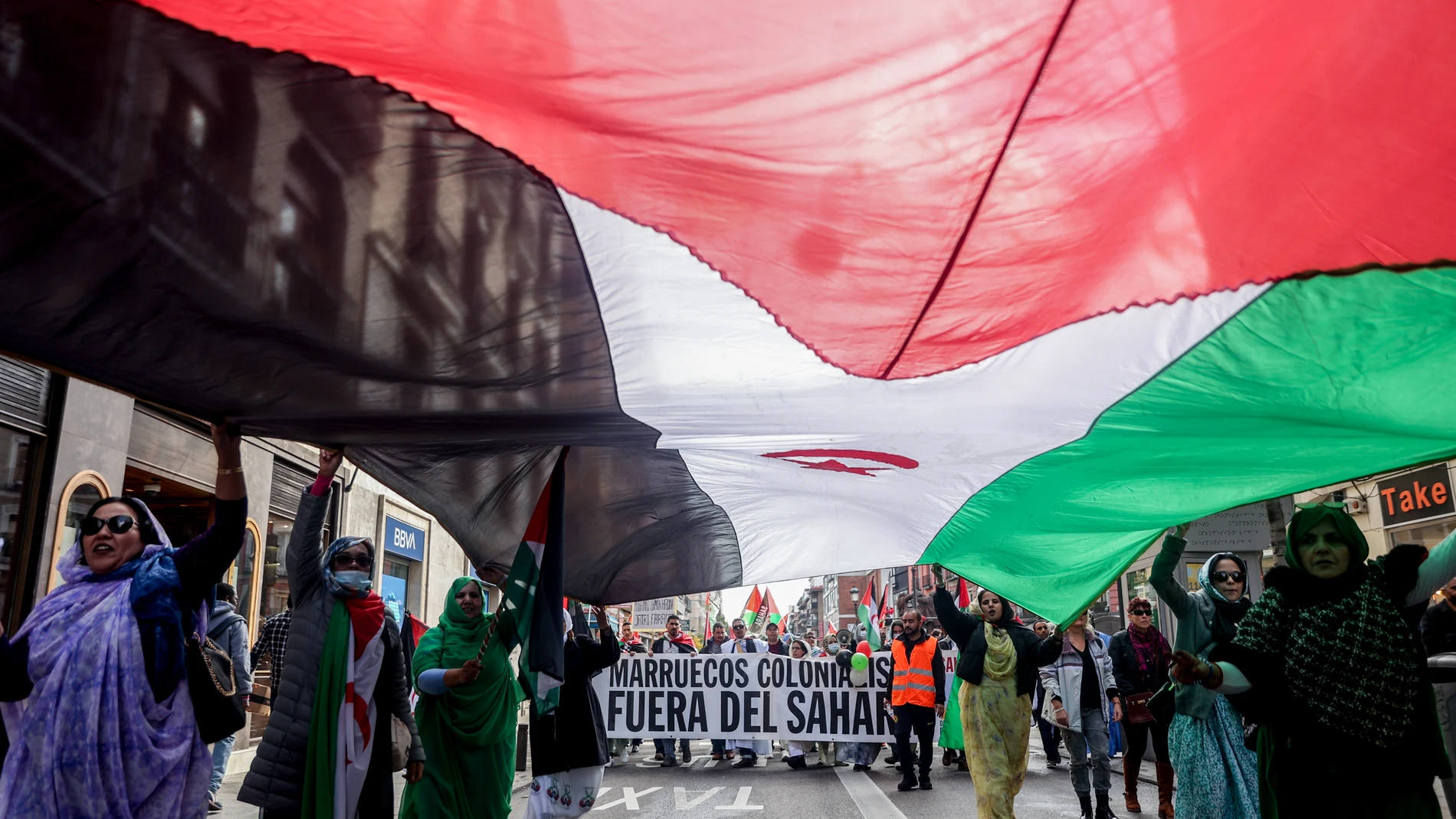 Varias personas protestan en una manifestación para exigir el derecho de autodeterminación del pueblo saharaui