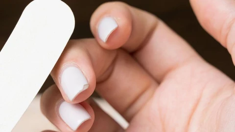 Rutina paso a paso para cuidar y recuperar las uñas muy dañadas