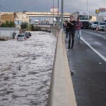 La acumulación de agua por lluvias que afecta hoy a la Comunitat Valenciana ha obligado a cortar varias carreteras, entre ellas la A-3 en sentido Madrid y la A-7 en sentido Alicante