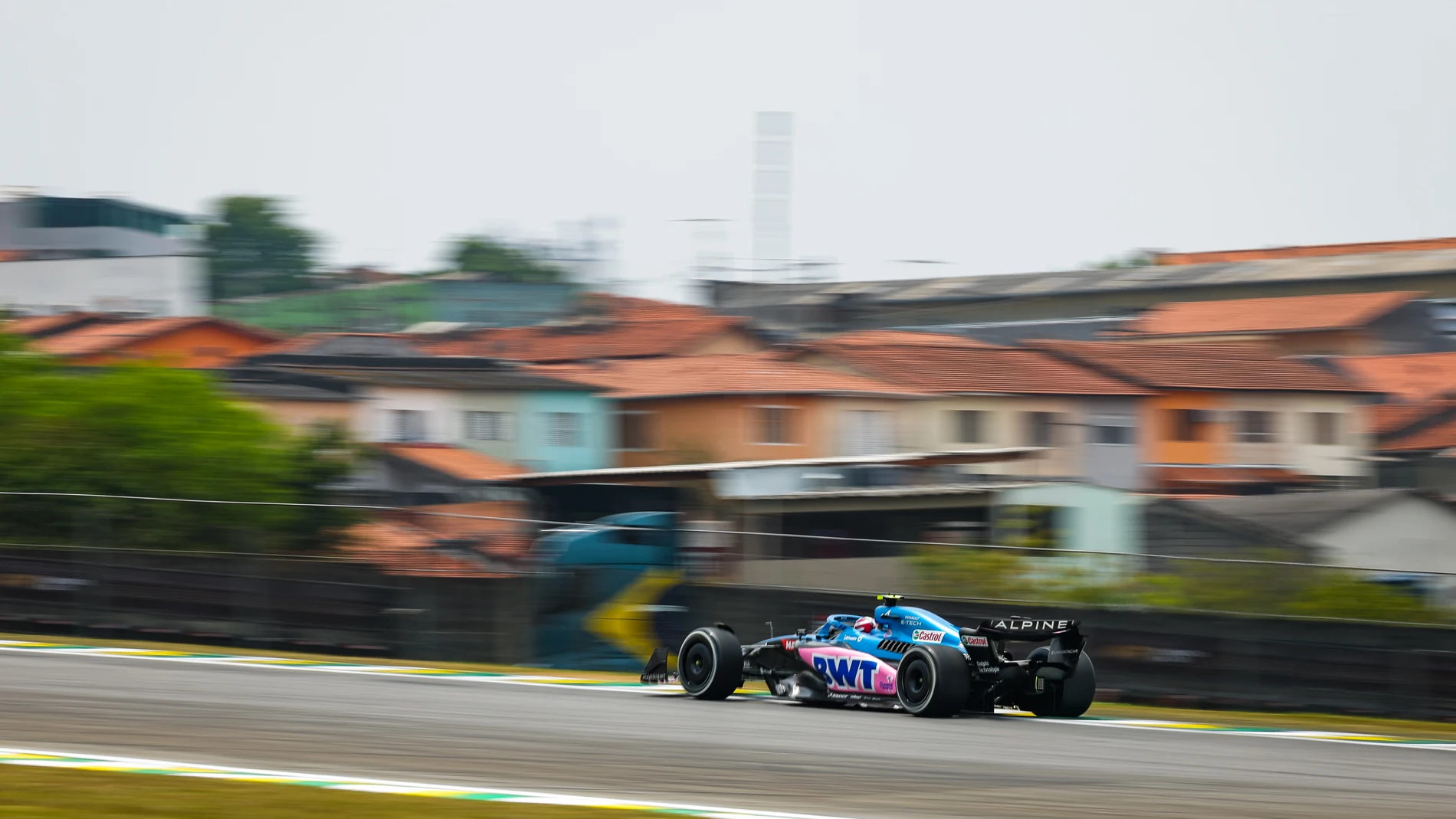 Esteban Ocon, de Alpine, en el Gran Premio de Sao Paulo. Ha tenido un golpe con Fernando Alonso