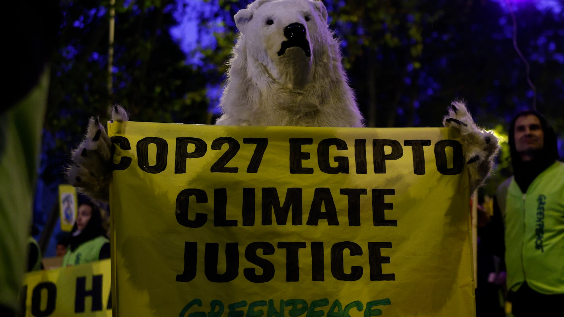 Decenas de personas participan en la manifestación convocada por Alianza Internacional en Madrid, en una 'acción global' ante el cambio climático, en coincidencia con la celebración en Egipto de la a COP27