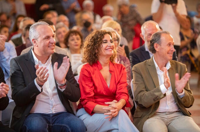 La ministra de Hacienda, María Jesús Montero, junto al alcalde de Chiclana de la Frontera, José María Román (d) y el presidente de la Diputación de Cádiz, Juan Carlos Ruiz Boix