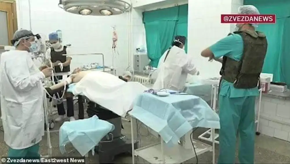 Nikolay Pasenko fue operado por un equipo de cirujanos con chalecos antibalas para protegerse de una posible explosión durante la operación