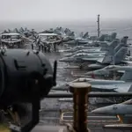viones de combate F-18 permanecen en cubierta mientras miembros del servicio de la Armada de EE.UU. los mantienen durante el descanso del domingo en el lado de un ejercicio llamado Silent Wolverine en el portaaviones USS Gerald R. Ford en el Océano Atlántico Oriental