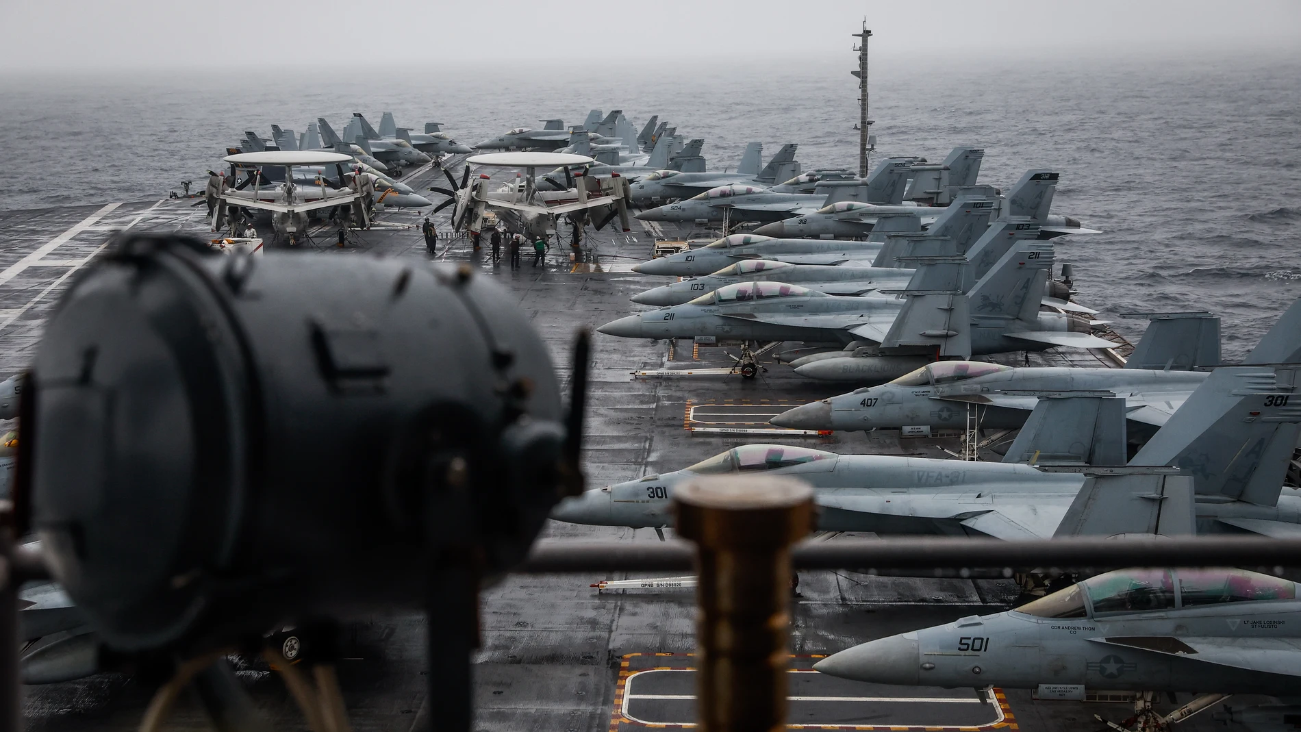 viones de combate F-18 permanecen en cubierta mientras miembros del servicio de la Armada de EE.UU. los mantienen durante el descanso del domingo en el lado de un ejercicio llamado Silent Wolverine en el portaaviones USS Gerald R. Ford en el Océano Atlántico Oriental