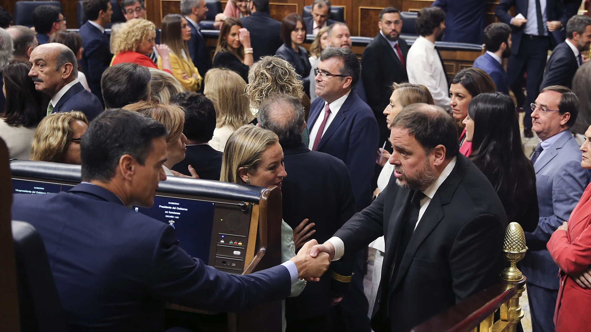 Pedro Sánchez y Oriol Junqueras se saludan en el Congreso de los Diputados