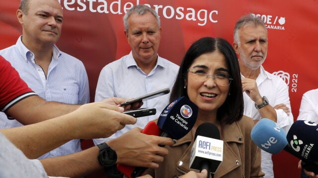 La ministra de Sanidad, Carolina Darias, atiende a los medios de comunicación este domingo en Arucas (Gran Canaria)
