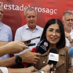 La ministra de Sanidad, Carolina Darias, atiende a los medios de comunicación este domingo en Arucas (Gran Canaria)