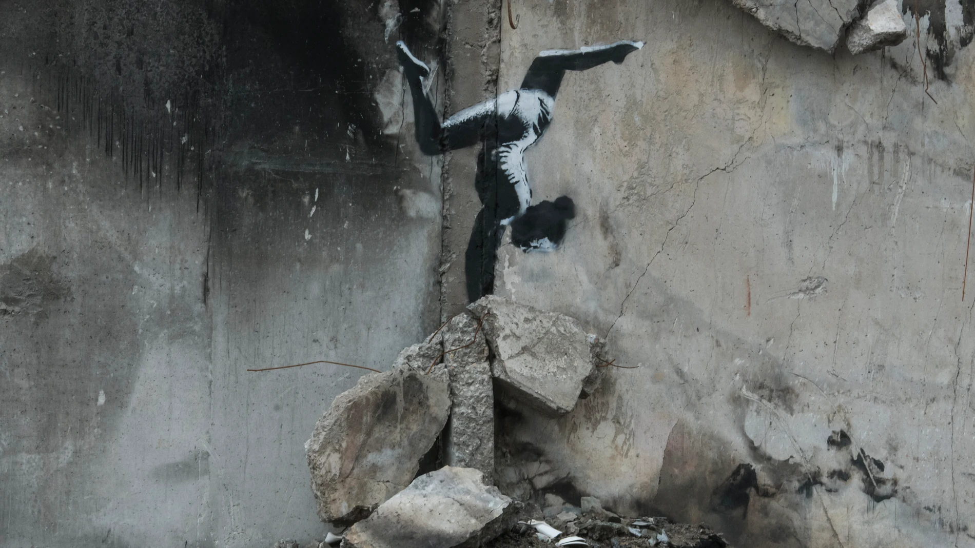 Un nuevo graffiti en estilo Banksy en la pared del edificio residencial destruido en la ciudad de Borodianka.